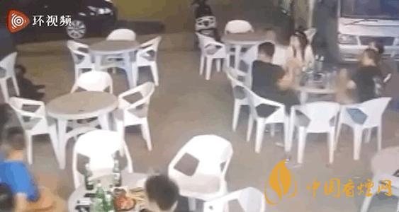 警方通報(bào)小車沖過夜市撞飛數(shù)人 這一幕太驚險(xiǎn)了！