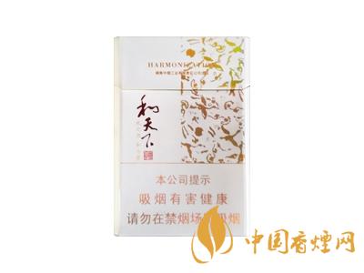 2020白沙和天下價(jià)格表和圖片 2020和天下香煙是白沙牌香煙中的一種，說起和天下香煙，相信大家都認(rèn)識，和天下是高端香煙品牌,隸屬于湖南中煙工業(yè)有限責(zé)任公司，那么，2020年白沙和天下多少錢一包呢?趕緊來看看吧!  和天下香煙  和天下香煙時(shí)尚大氣的包裝　簡潔流暢的線條　以紫色為主色調(diào)的搭配　無一不顯示出和天下的不凡紫色在中國傳統(tǒng)里是尊貴的顏色，如北京故宮又稱為“紫禁城”亦有所謂“紫氣東來” 口感上此款雅香綿滑，香氣醇和，余味純凈，實(shí)屬難得一見的神品啊!  系列產(chǎn)品  和天下(尊尚中支)  類型： 烤煙型  煙氣煙堿量： 0.0 mg  煙長： 84 mm  過濾嘴長： 25 mm  包裝形式： 條盒硬盒  單盒支數(shù)： 20  銷售形式： 國產(chǎn)內(nèi)銷  生產(chǎn)狀態(tài)： 待上市  備注： 白沙和天下尊尚中支  和天下(尊尚5000)  類型： 烤煙型  煙氣煙堿量： 0.0 mg  煙長： 88 mm  過濾嘴長： 25 mm  包裝形式： 條盒硬盒  單盒支數(shù)： 20  銷售形式： 國產(chǎn)內(nèi)銷  生產(chǎn)狀態(tài)： 已上市  備注： 白沙和天下尊尚5000  白沙(硬和天下雙中支)  單盒參考價(jià)： 90 元  條盒參考價(jià)： 900 元  條盒批發(fā)價(jià)： 763.2 元  小盒條形碼： 6901028204798  條包條形碼： 6901028204804  白沙(和天下天下韶山)  單盒參考價(jià)： 100 元  條盒參考價(jià)： 1000 元  小盒條形碼： 6901028196925  條包條形碼： 6901028196932  白沙(軟和天下檀香)  單盒參考價(jià)： 100 元  條盒參考價(jià)： 1000 元  條盒批發(fā)價(jià)： 763.2 元  白沙(和天下細(xì)支)  單盒參考價(jià)： 100 元  條盒參考價(jià)： 1000 元  條盒批發(fā)價(jià)： 720.8 元  小盒條形碼： 6901028196048  條包條形碼： 6901028196055  白沙(軟和天下)  單盒參考價(jià)： 100 元  條盒參考價(jià)： 1000 元  條盒批發(fā)價(jià)： 720.8 元  小盒條形碼： 6901028196017  條包條形碼： 6901028196024  白沙(和天下)  單盒參考價(jià)： 100 元  條盒參考價(jià)： 1000 元  條盒批發(fā)價(jià)： 848 元  小盒條形碼： 6901028196925  條包條形碼： 6901028196932  通過以上的信息可以了解到2020年白沙和天下的價(jià)格，以上就是香煙網(wǎng)為您提供的關(guān)于2020白沙和天下價(jià)格表和圖片，白沙和天下多少錢一包?的信息，想要了解更多的信息請來關(guān)注香煙網(wǎng)吧!白沙和天下多少錢一包？