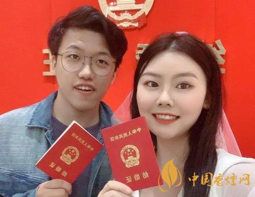 90后同名同姓情侶領證結婚 太有夫妻緣了！