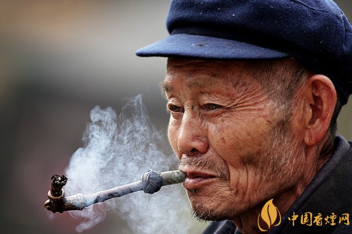 旱煙和煙卷哪個危害大，旱煙袋很有講究