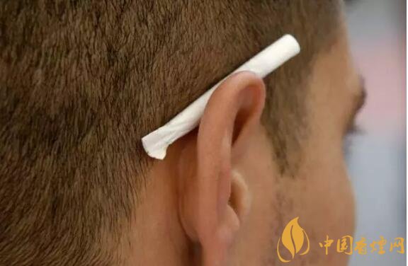 香煙夾耳朵上是怎么來(lái)的，耳夾煙是男人的專利
